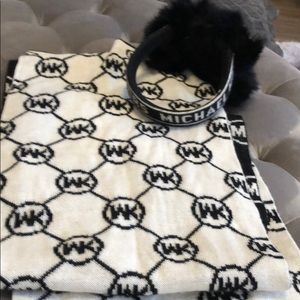 Michael kors  black/white logo scarf w/ ear muffs